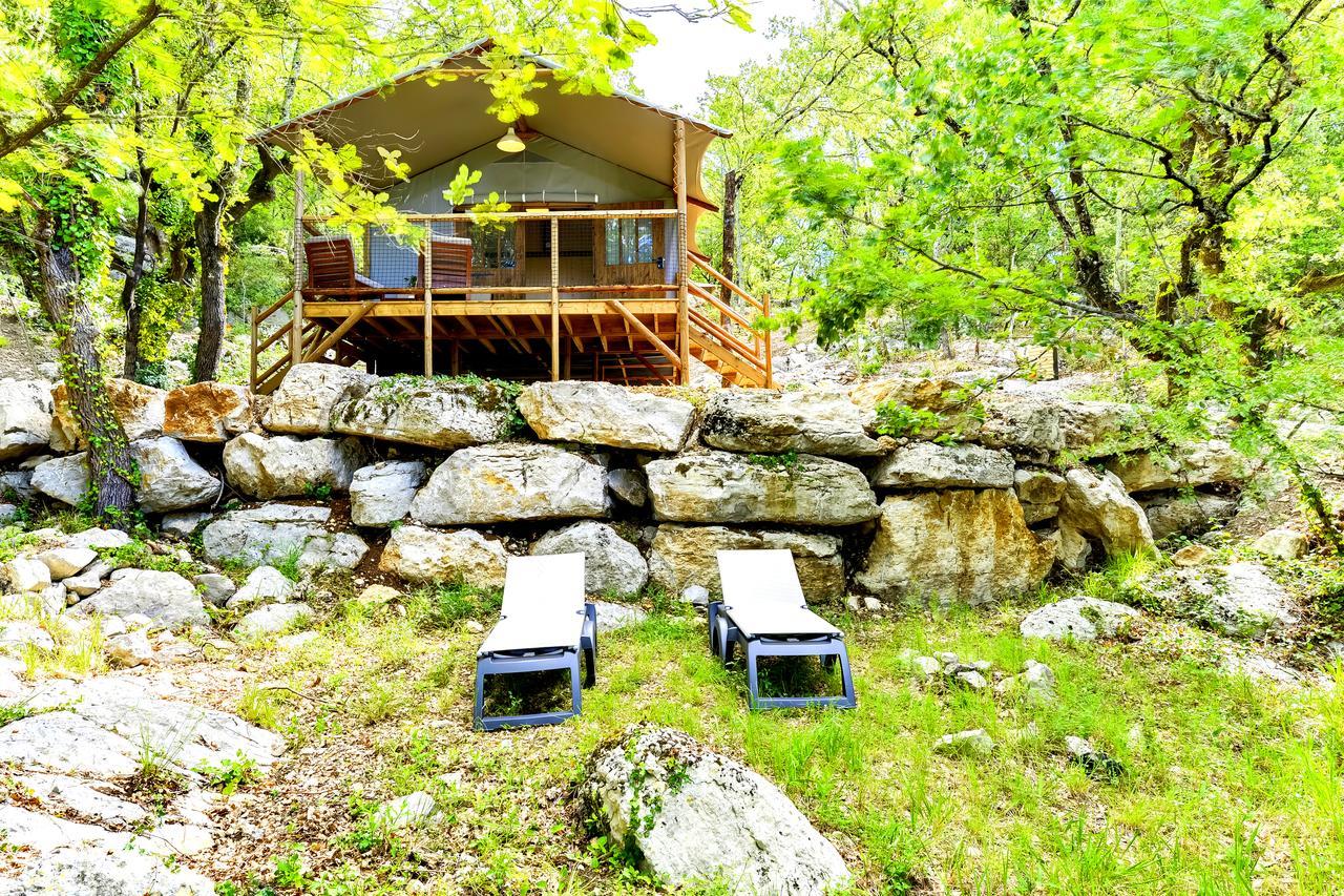 Cabanes Lodges Le Serviere Балазук Стая снимка